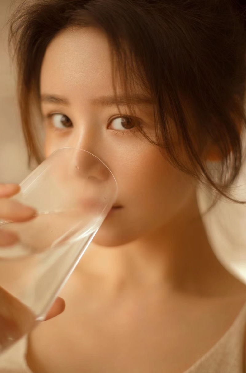 宅男女神性感吊带傲人上围套图