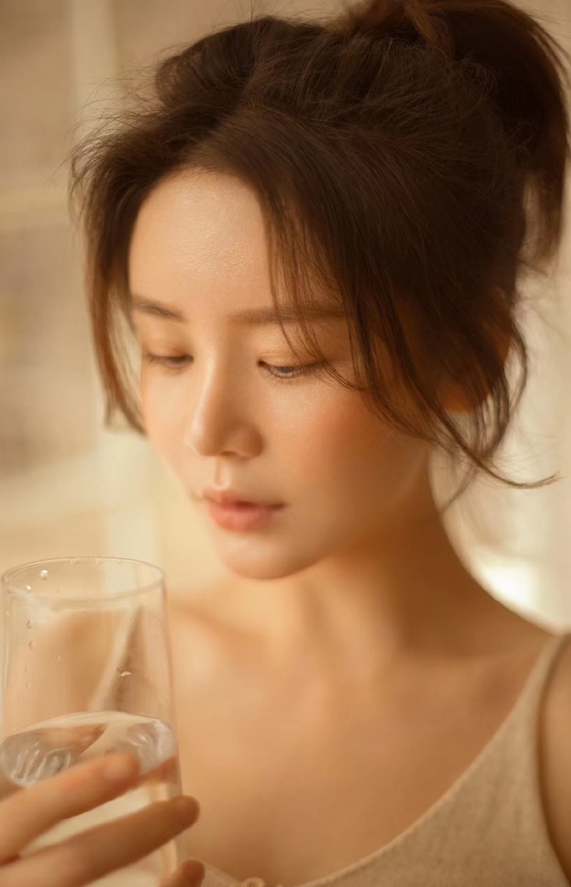 宅男女神性感吊带傲人上围套图