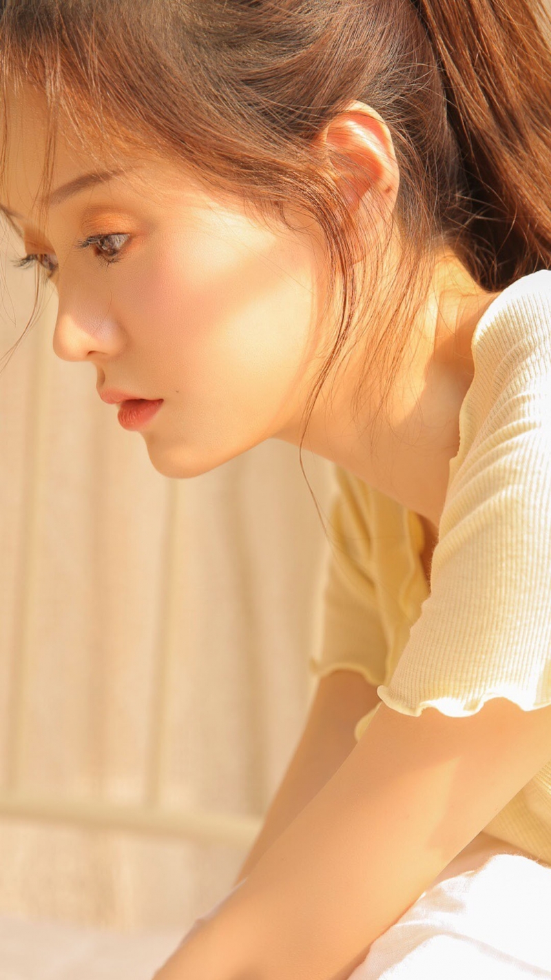 阳光下的性感少女美腿诱惑辣图