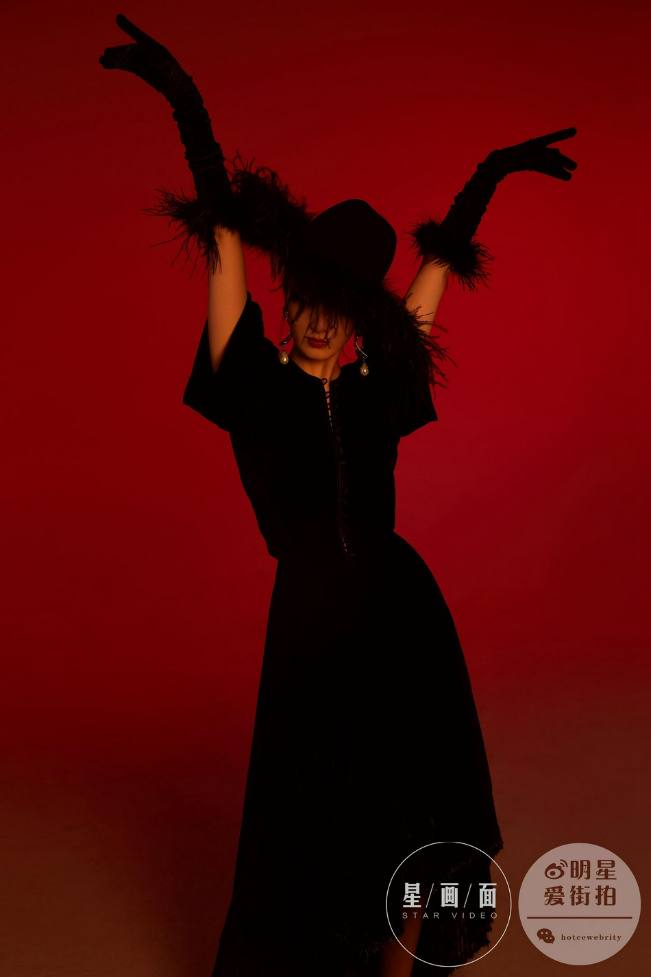 叶青光影之间展现飒爽魅力写真