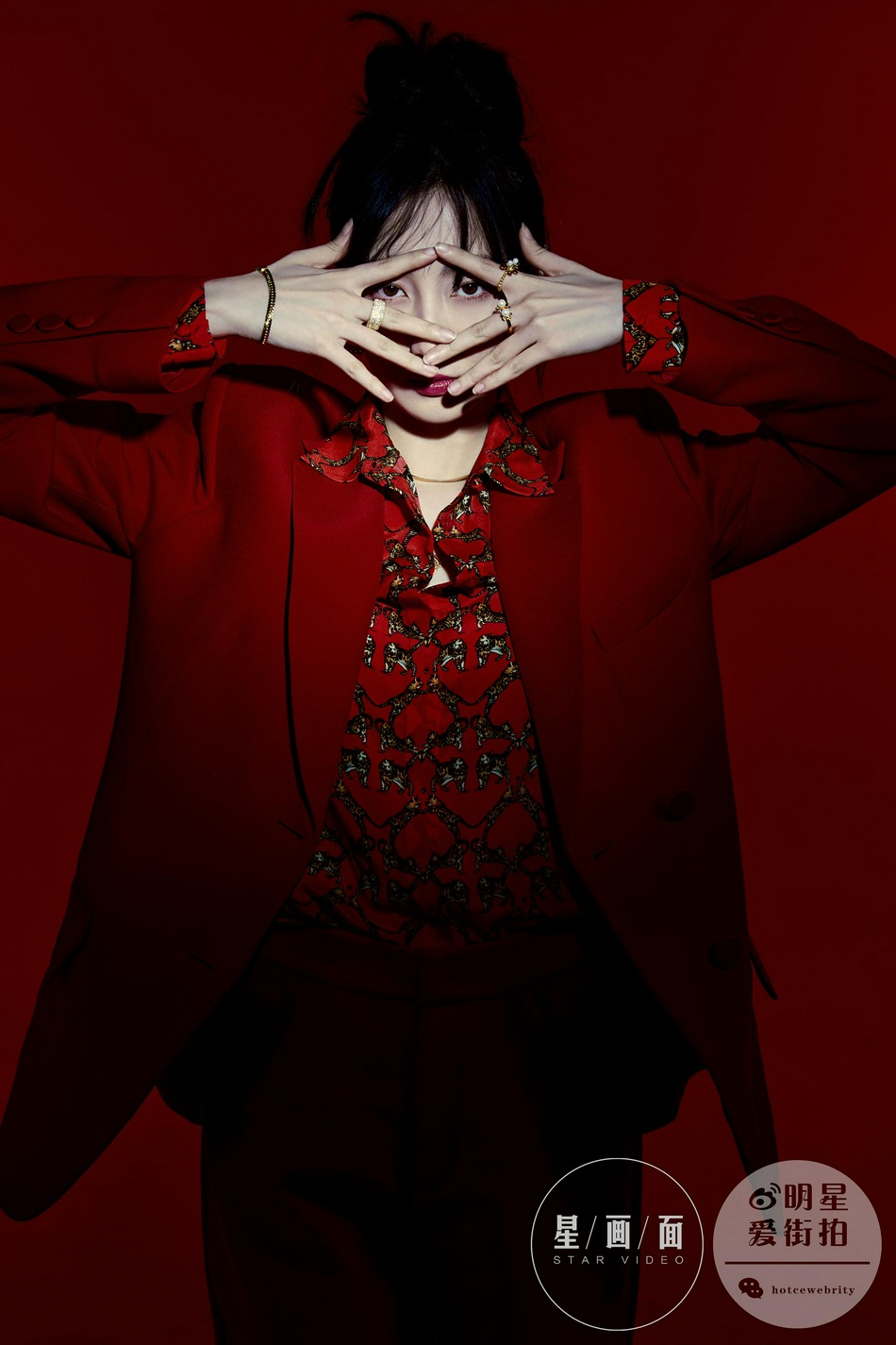 叶青光影之间展现飒爽魅力写真