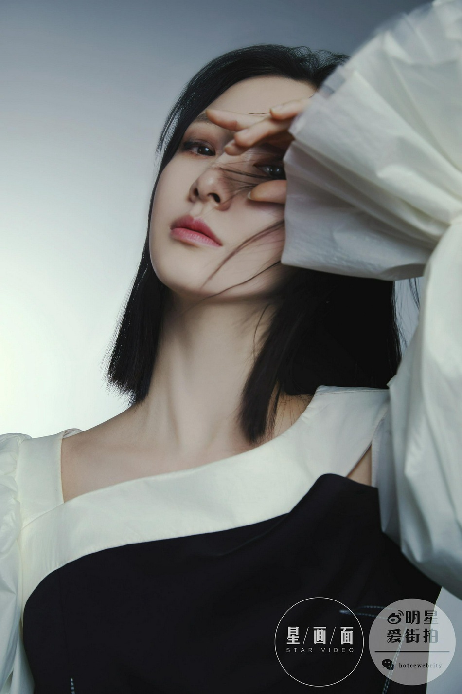 叶青光影之间展现飒爽魅力写真