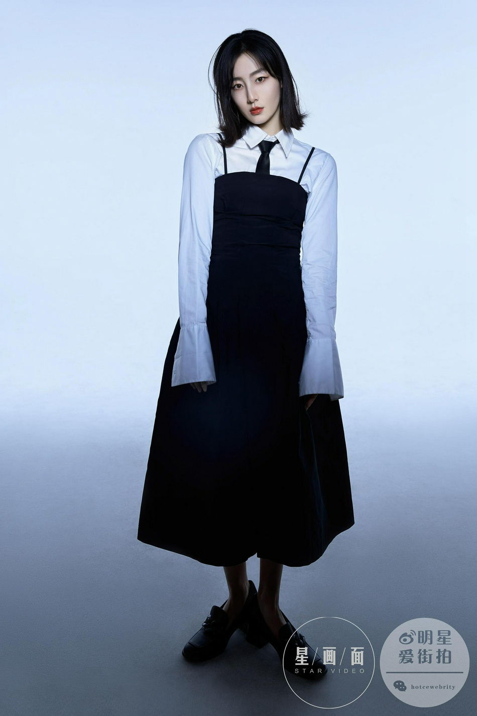 叶青光影之间展现飒爽魅力写真