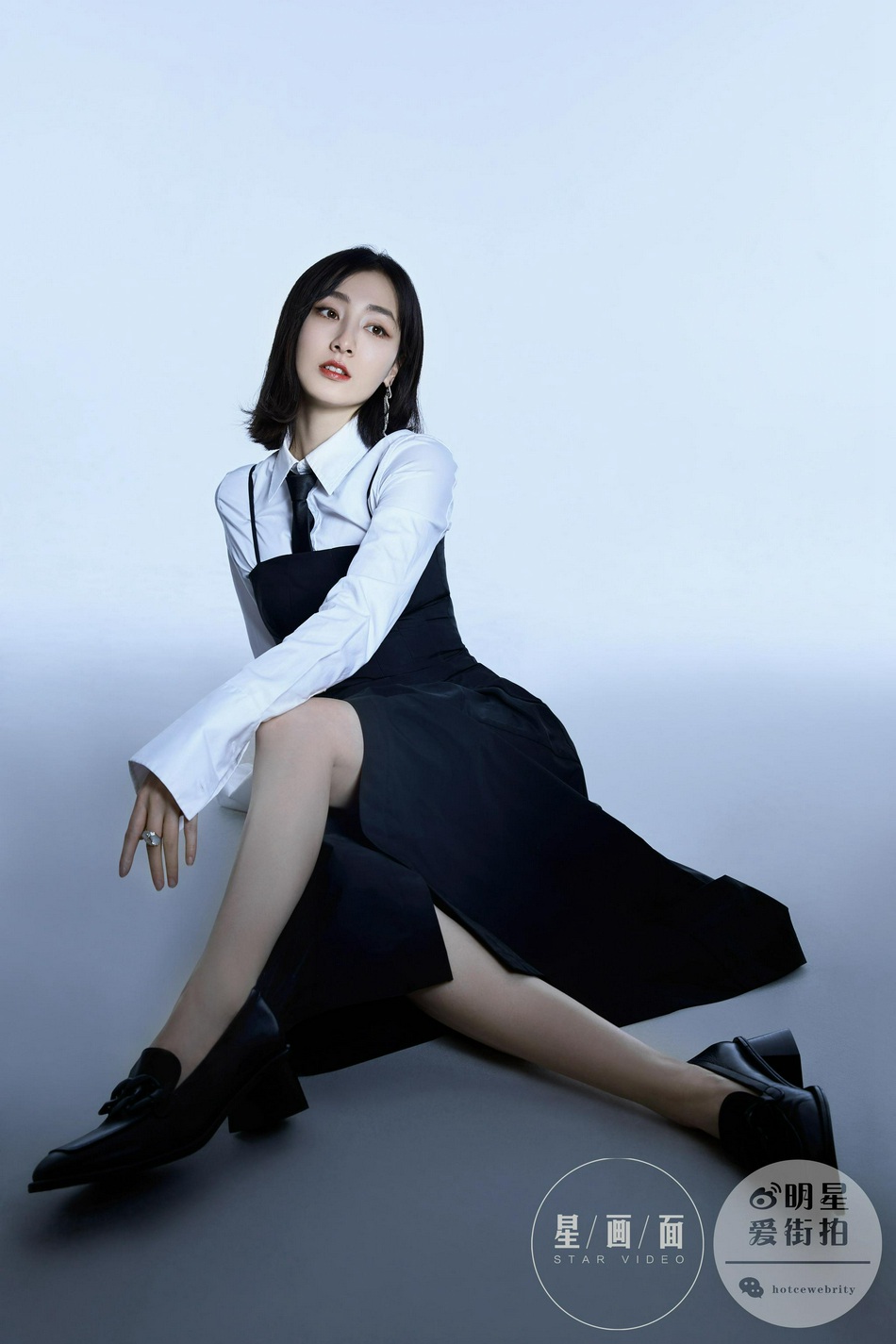 叶青光影之间展现飒爽魅力写真