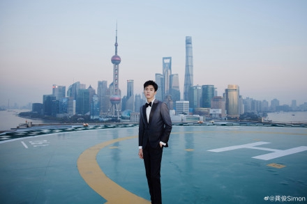 龚俊全黑造型变身霸道总裁写真