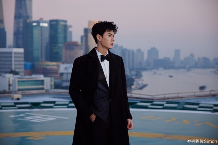 龚俊全黑造型变身霸道总裁写真