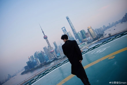 龚俊全黑造型变身霸道总裁写真