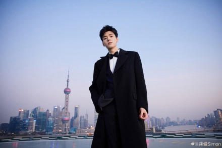 龚俊全黑造型变身霸道总裁写真