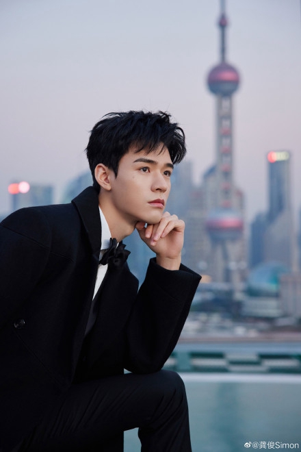 龚俊全黑造型变身霸道总裁写真