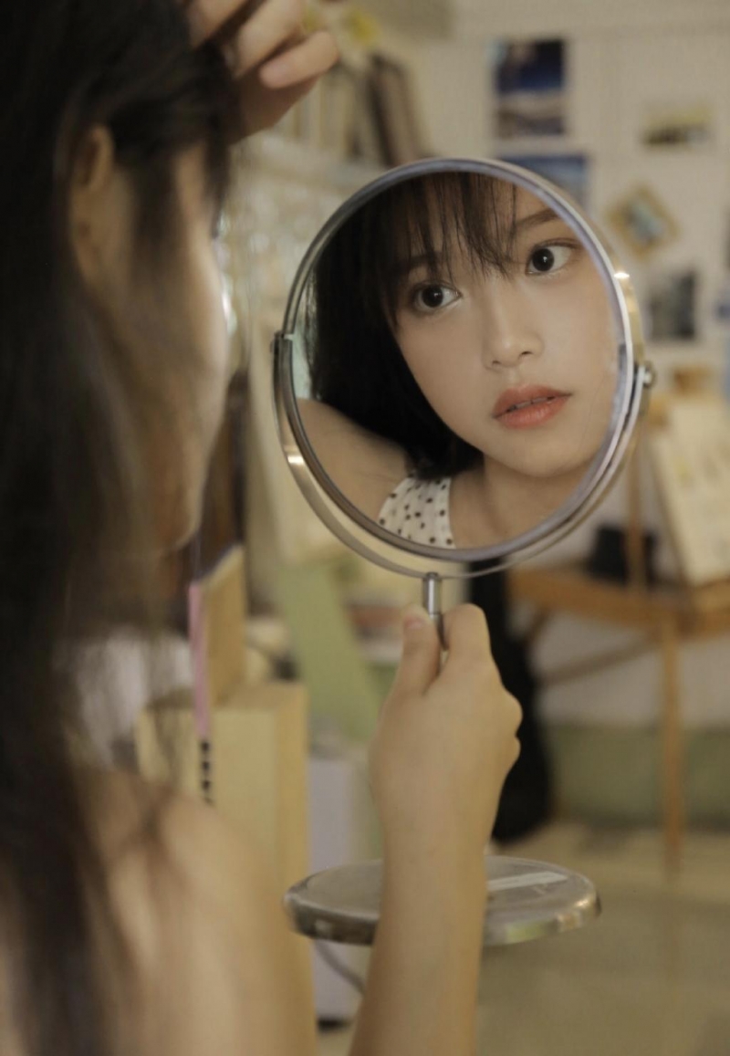 居家美女背心短裤慵懒随性写真