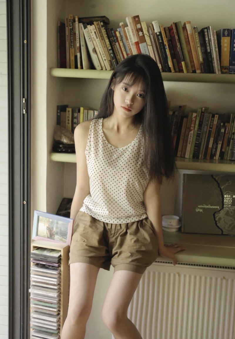 居家美女背心短裤慵懒随性写真