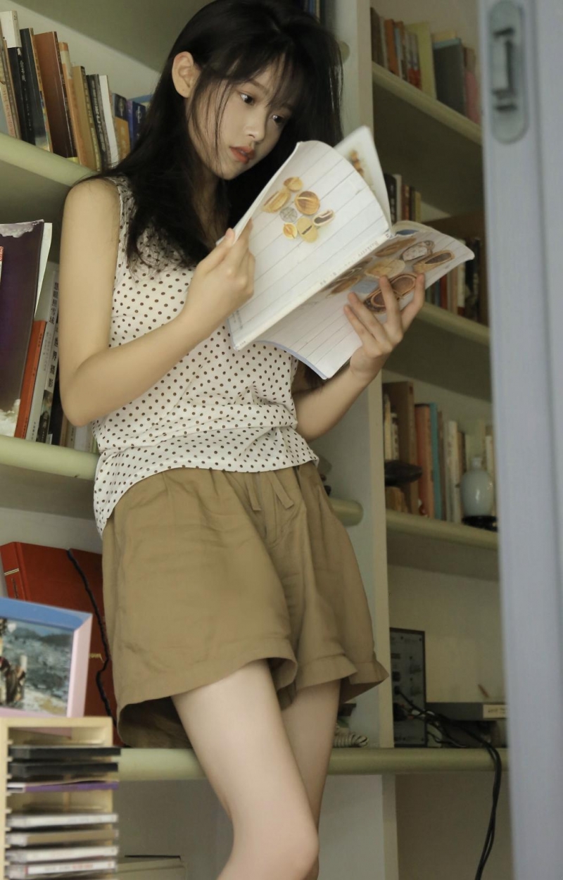 居家美女背心短裤慵懒随性写真