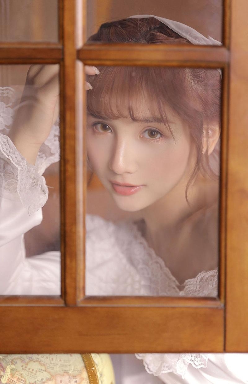 婚纱美女清新淡雅室内个人写真