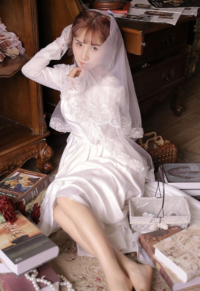 婚纱美女清新淡雅室内个人写真