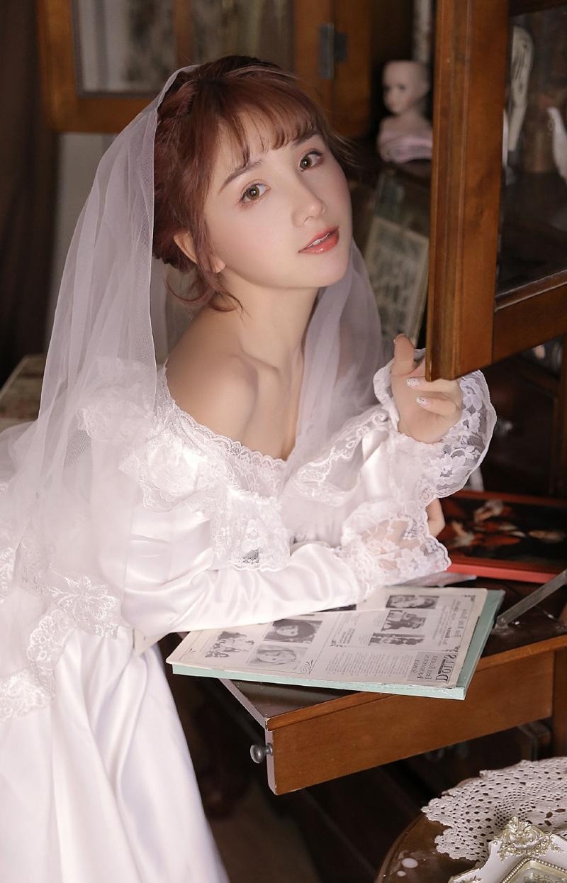 婚纱美女清新淡雅室内个人写真