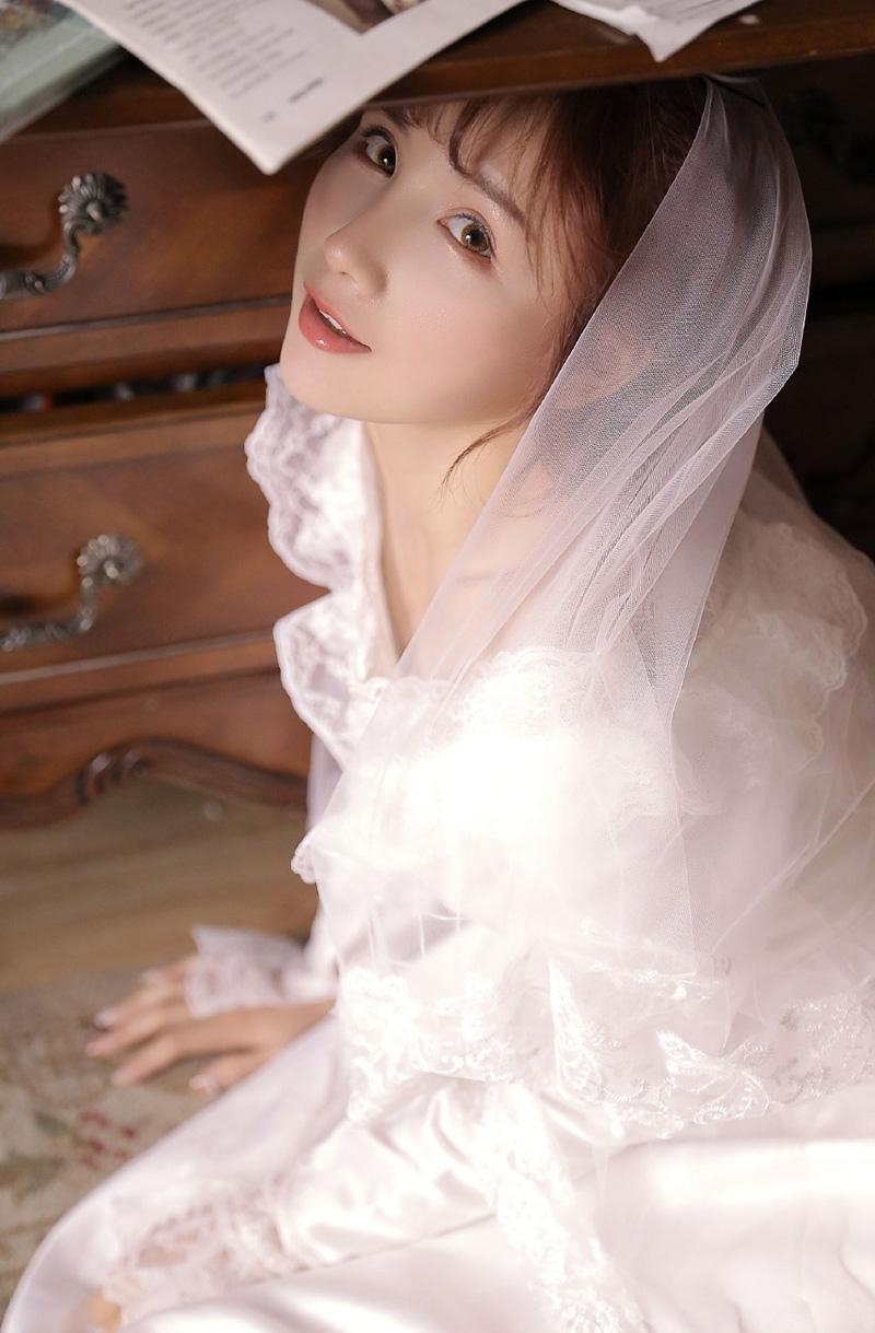 婚纱美女清新淡雅室内个人写真