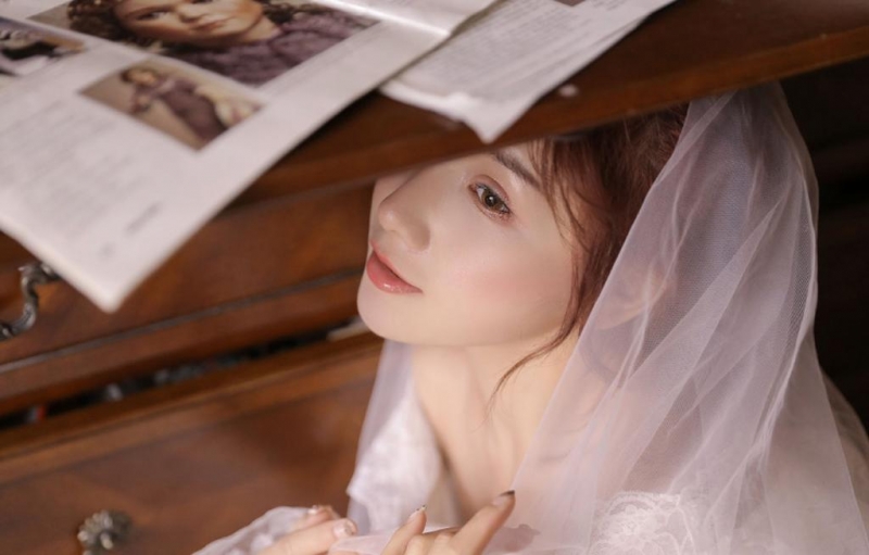 婚纱美女清新淡雅室内个人写真
