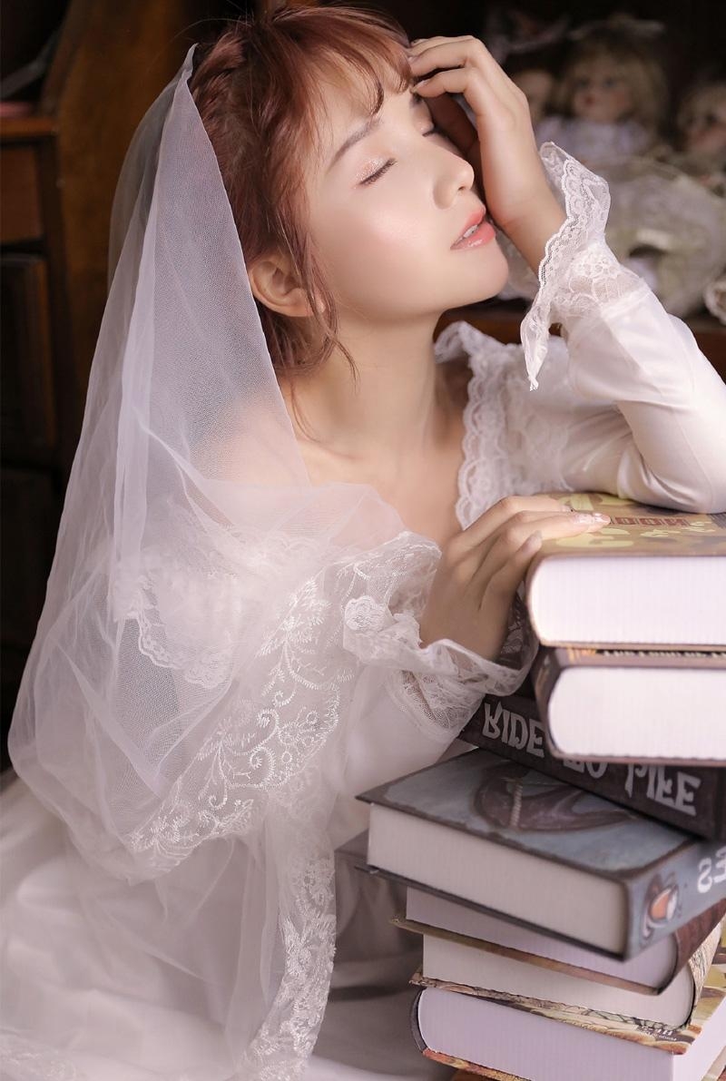 婚纱美女清新淡雅室内个人写真