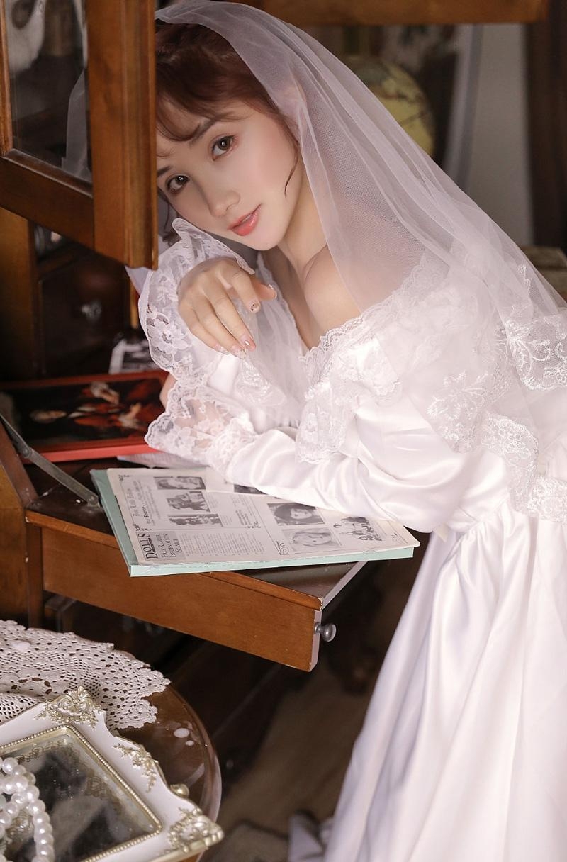 婚纱美女清新淡雅室内个人写真