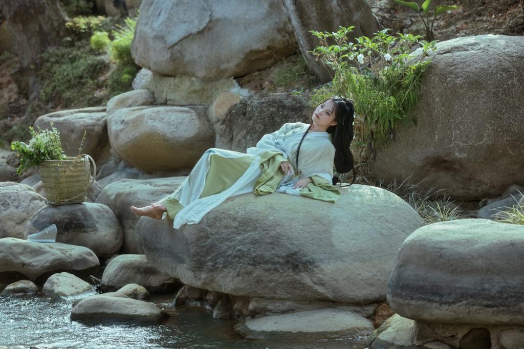 小溪边的汉服美女温婉娴静图片