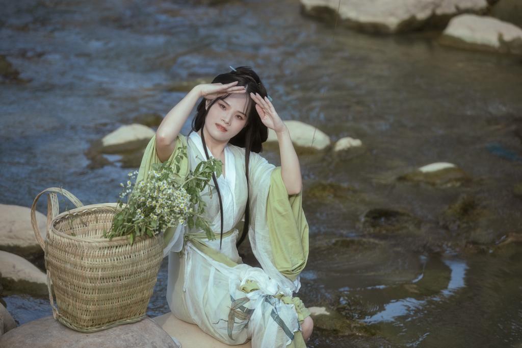 小溪边的汉服美女温婉娴静图片