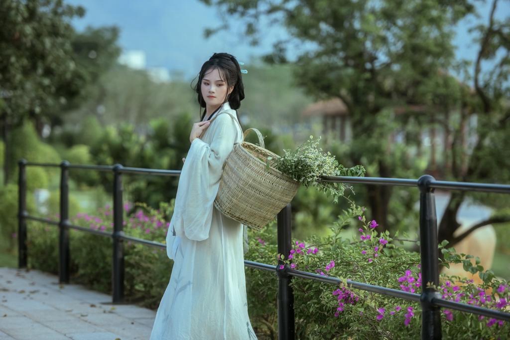 小溪边的汉服美女温婉娴静图片