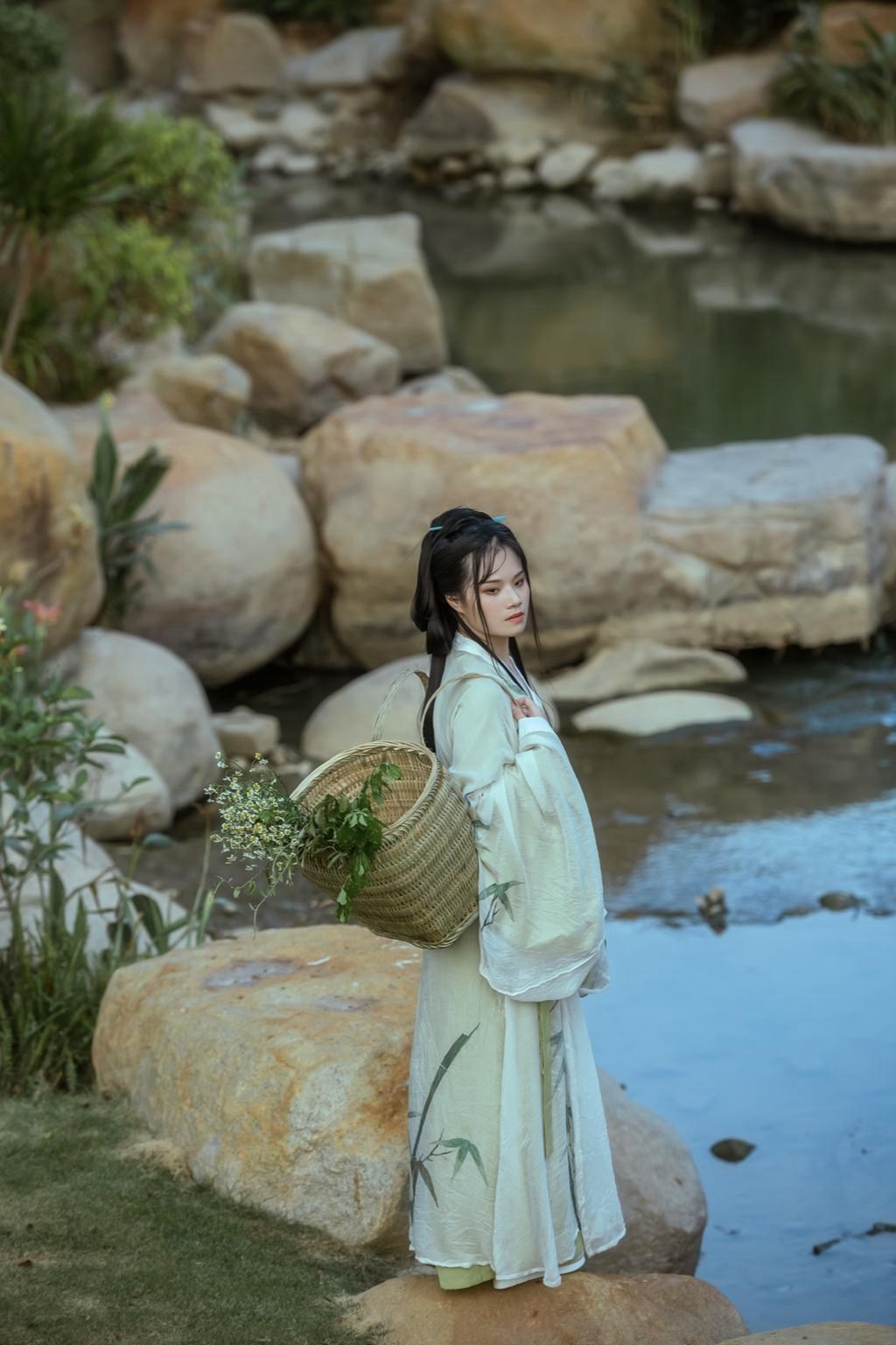 小溪边的汉服美女温婉娴静图片