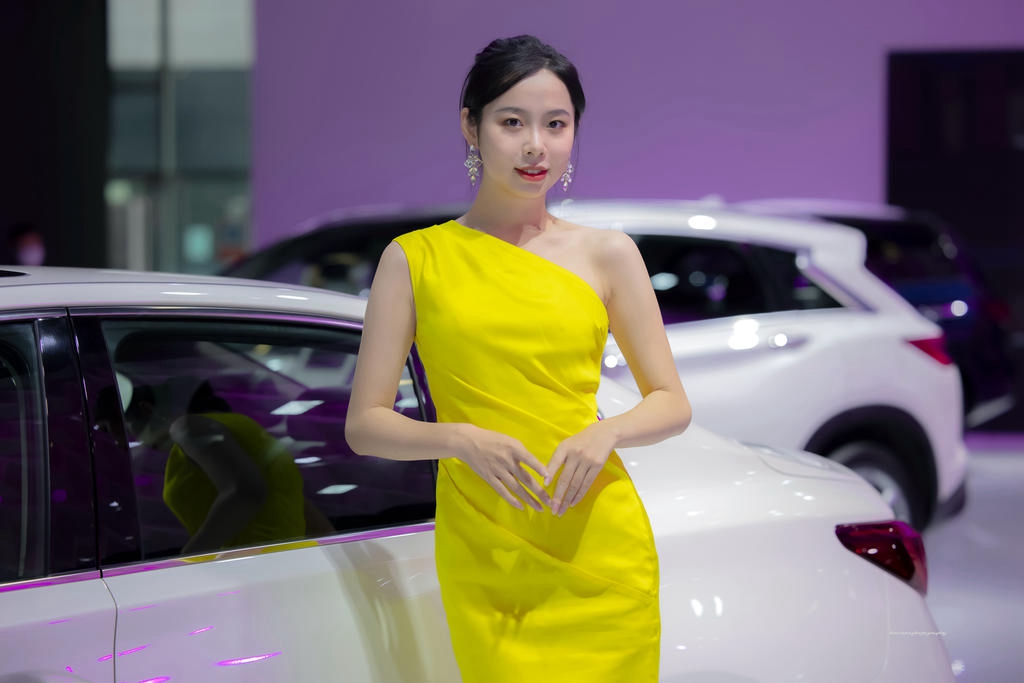 美女车模性感香肩火辣美腿套图