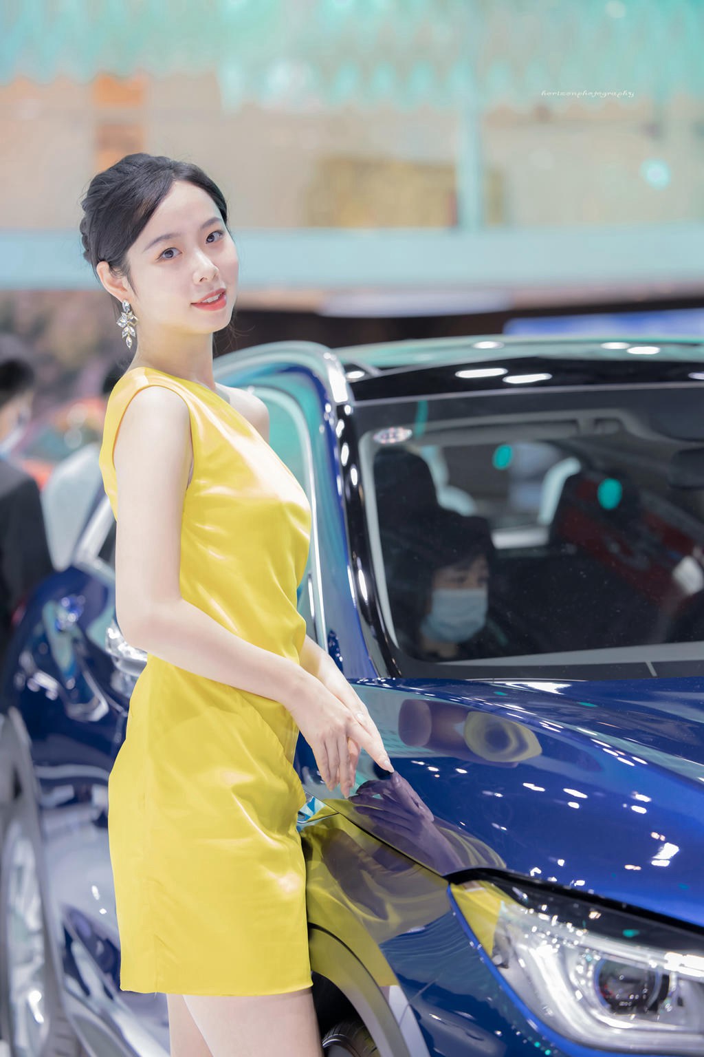 美女车模性感香肩火辣美腿套图