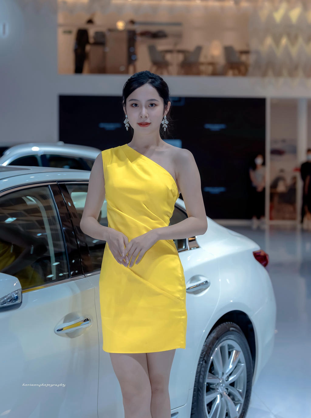 美女车模性感香肩火辣美腿套图