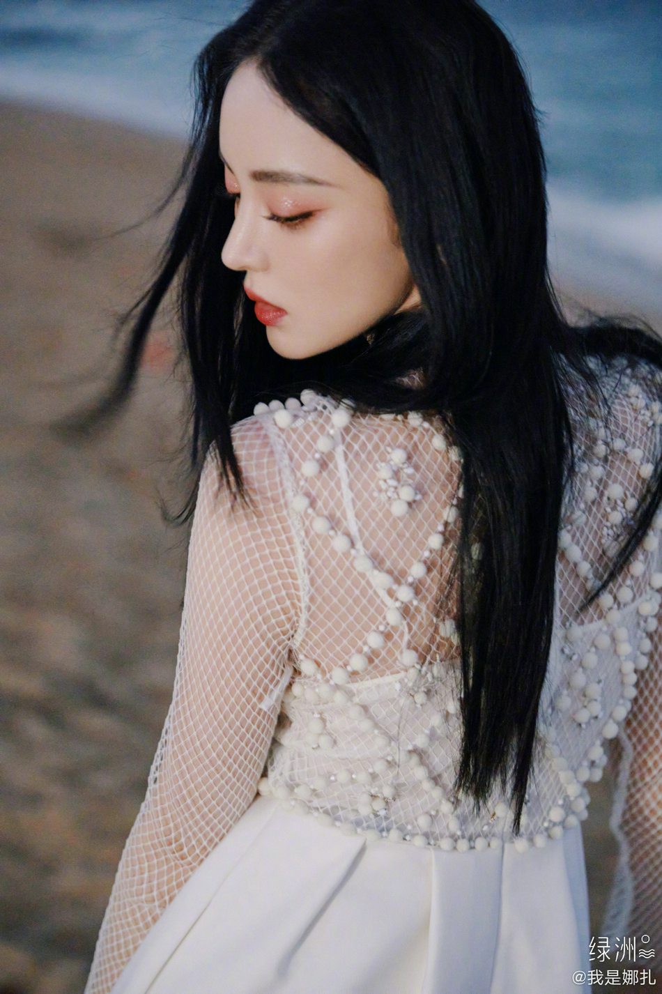 古力娜扎漫步海边慵懒迷人写真