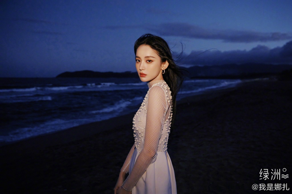 古力娜扎漫步海边慵懒迷人写真