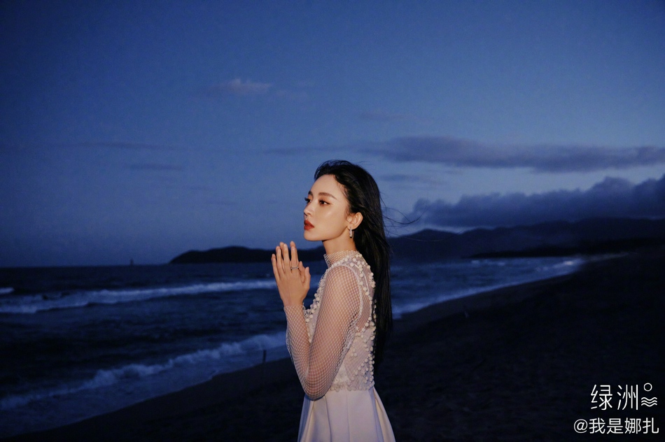 古力娜扎漫步海边慵懒迷人写真