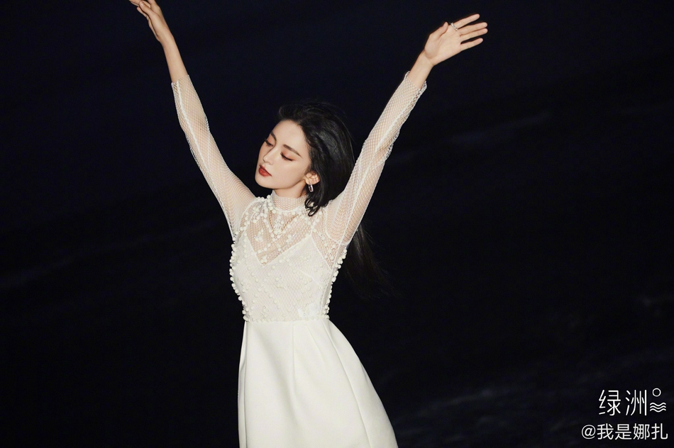 古力娜扎漫步海边慵懒迷人写真