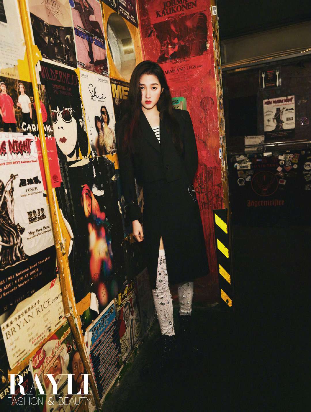 关晓彤变身乐团主唱热辣十足写真