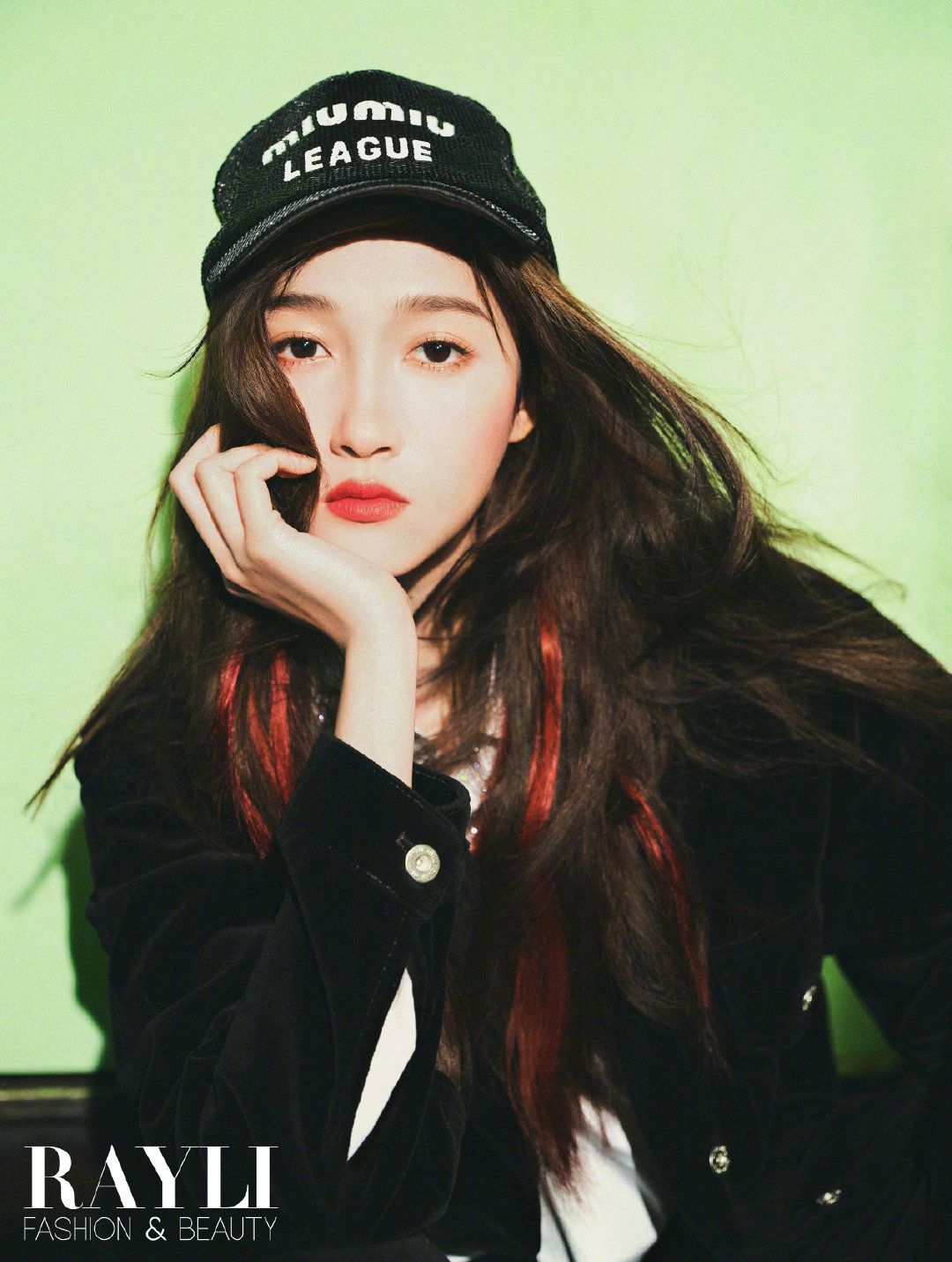 关晓彤变身乐团主唱热辣十足写真