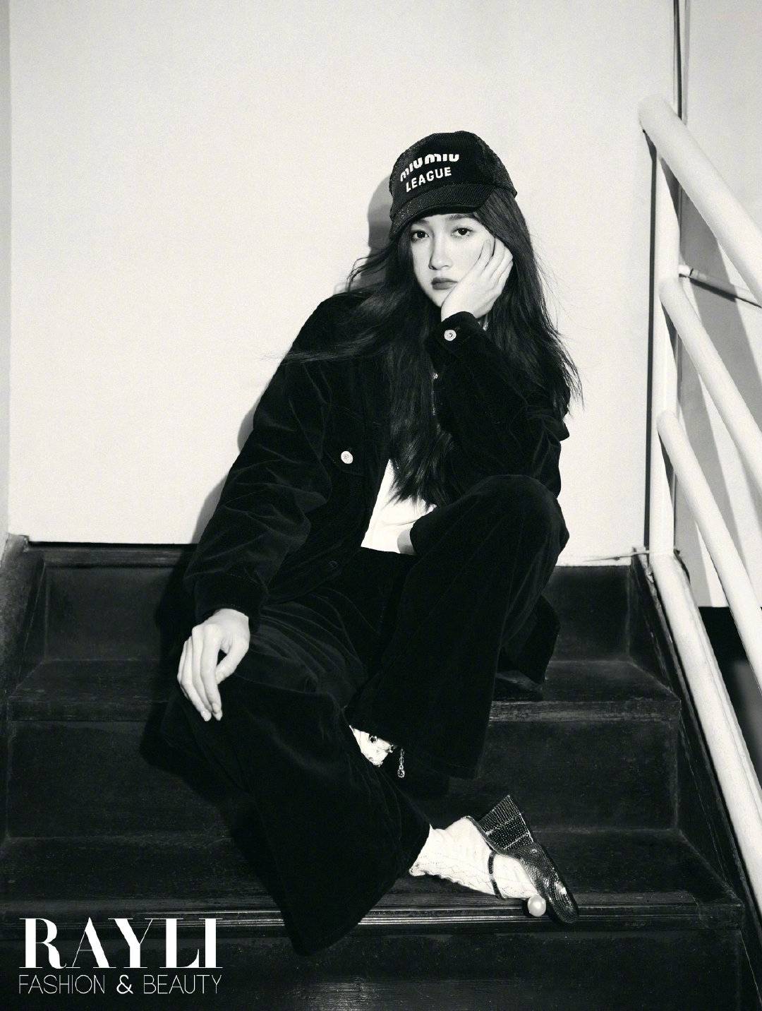 关晓彤变身乐团主唱热辣十足写真