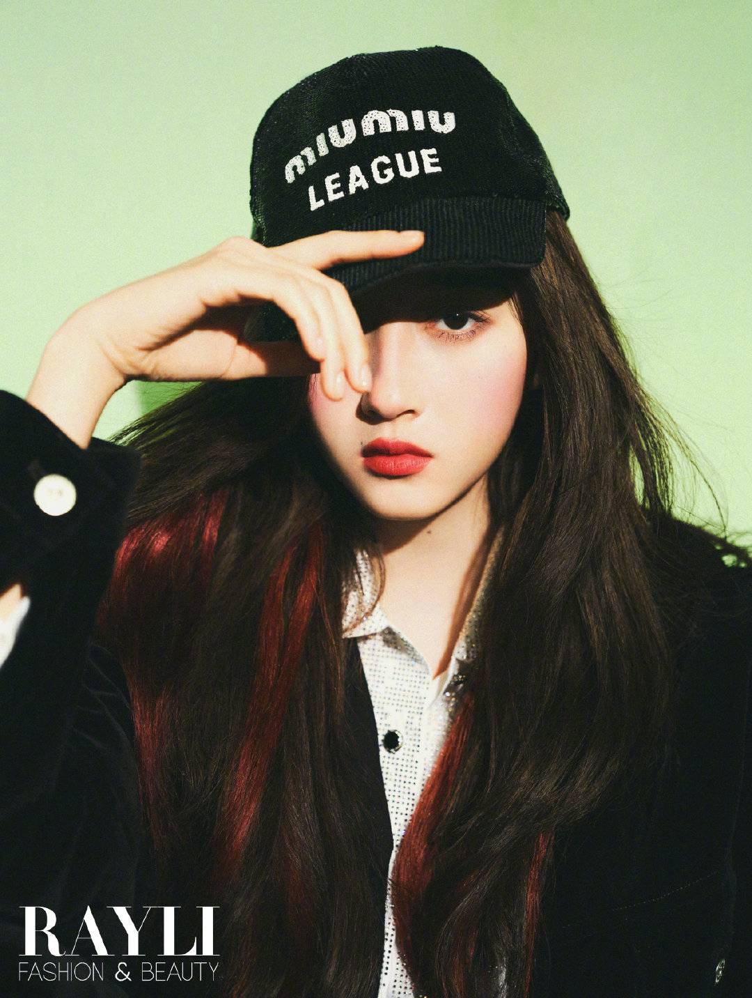 关晓彤变身乐团主唱热辣十足写真