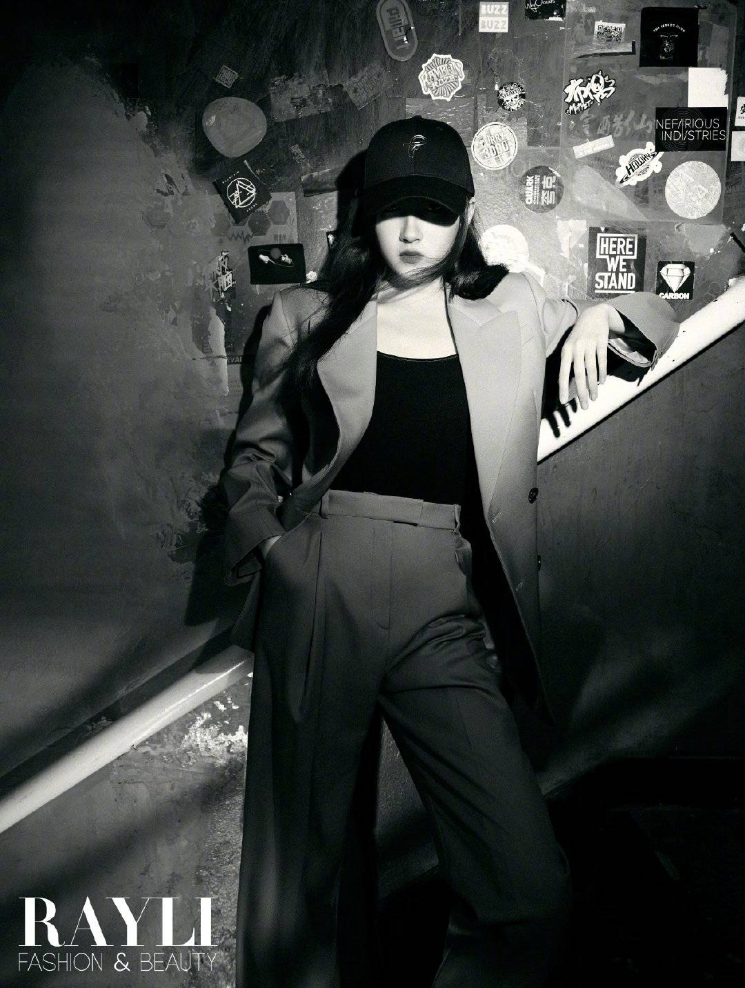 关晓彤变身乐团主唱热辣十足写真