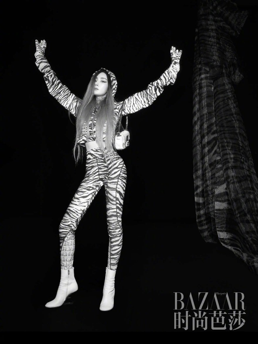 杨幂时尚芭莎开年大片呈现多姿多彩“虎女”形象