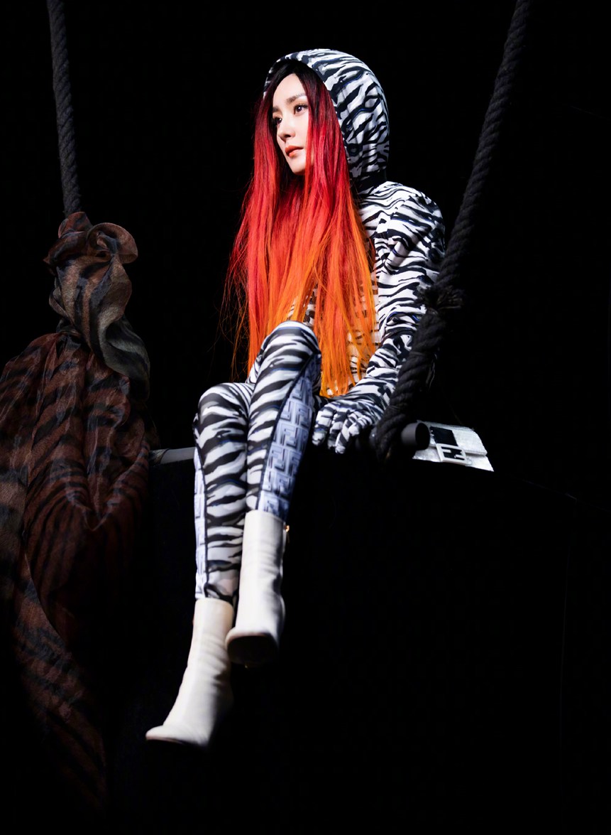 杨幂时尚芭莎开年大片呈现多姿多彩“虎女”形象