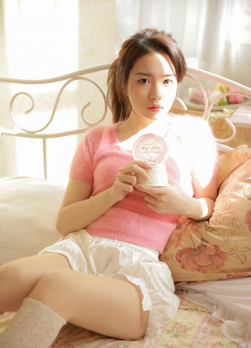 阳光下的短裤美女白丝美腿图片