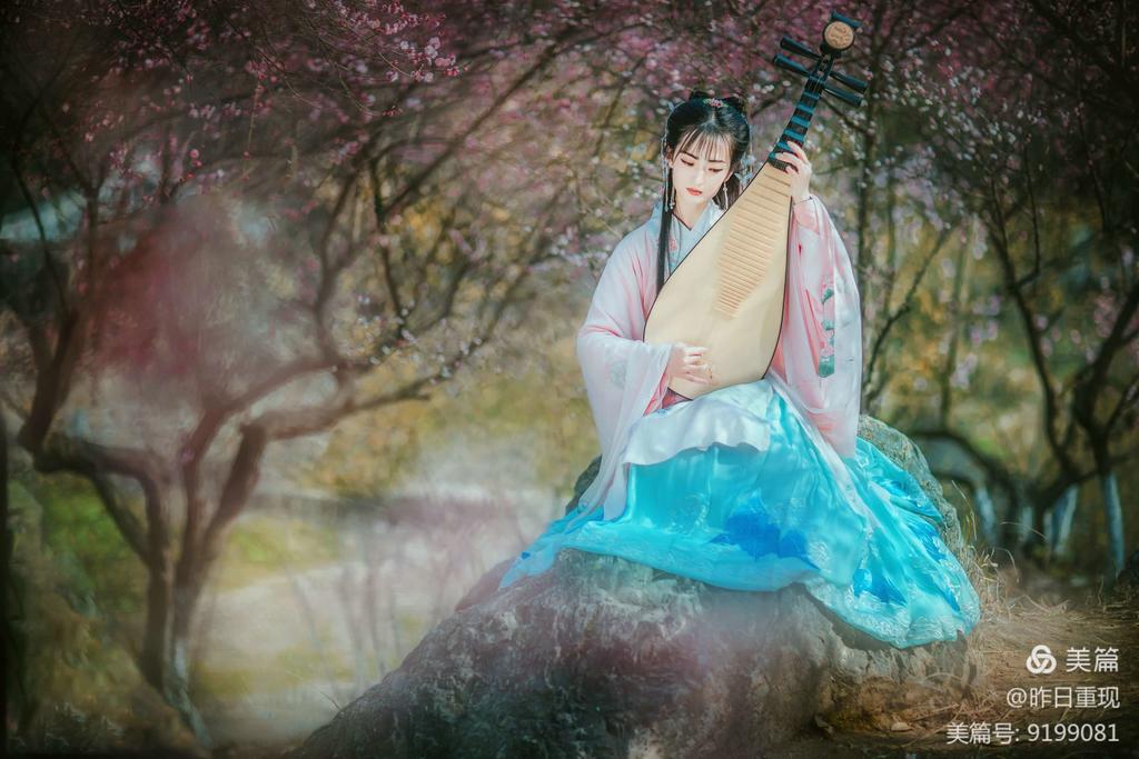汉服美女桃花树下唯美古风摄影