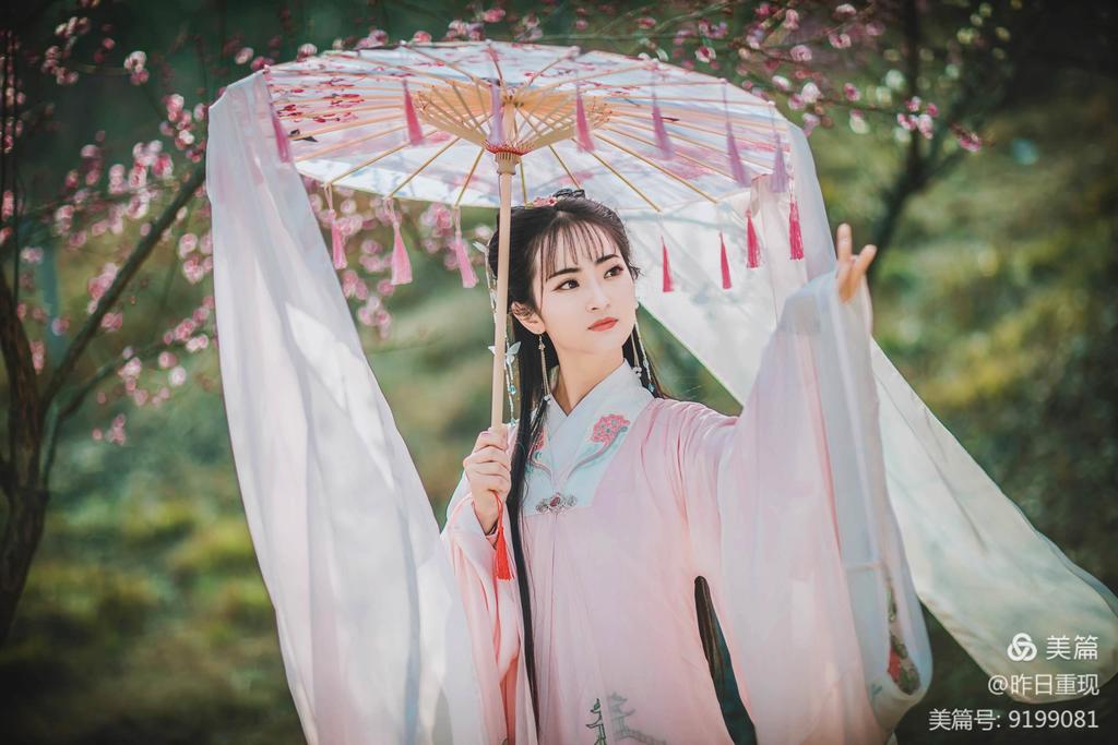 汉服美女桃花树下唯美古风摄影