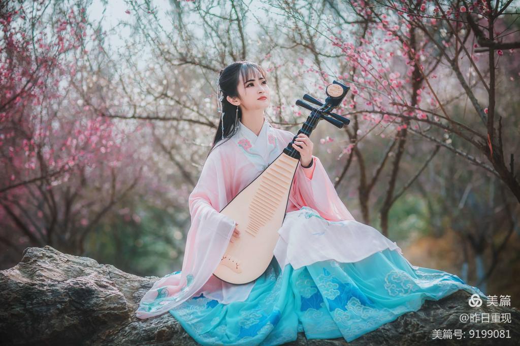 汉服美女桃花树下唯美古风摄影