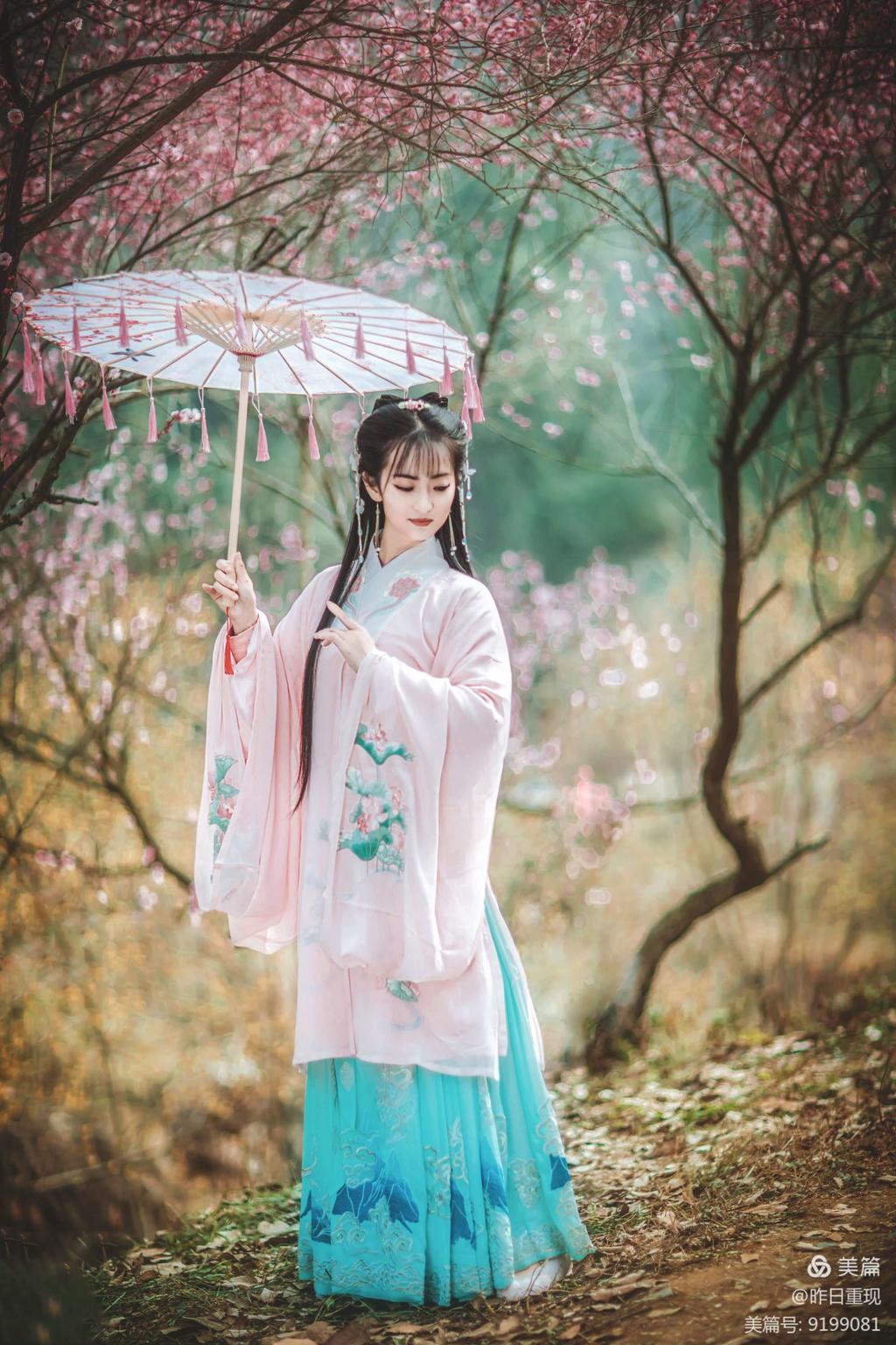 汉服美女桃花树下唯美古风摄影