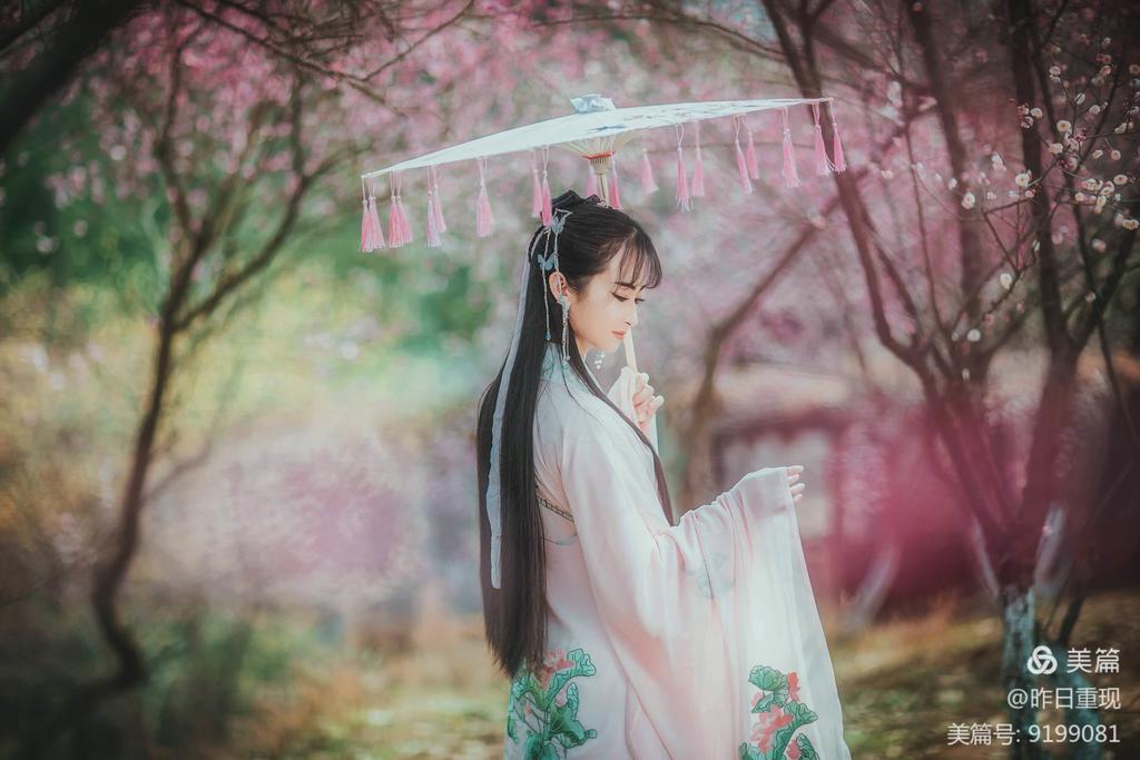 汉服美女桃花树下唯美古风摄影