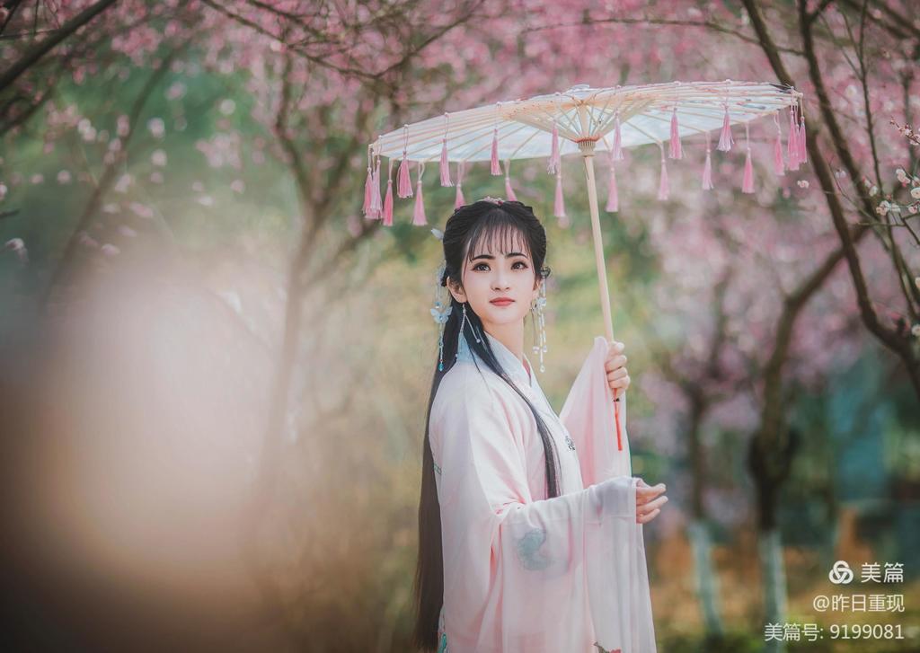 汉服美女桃花树下唯美古风摄影