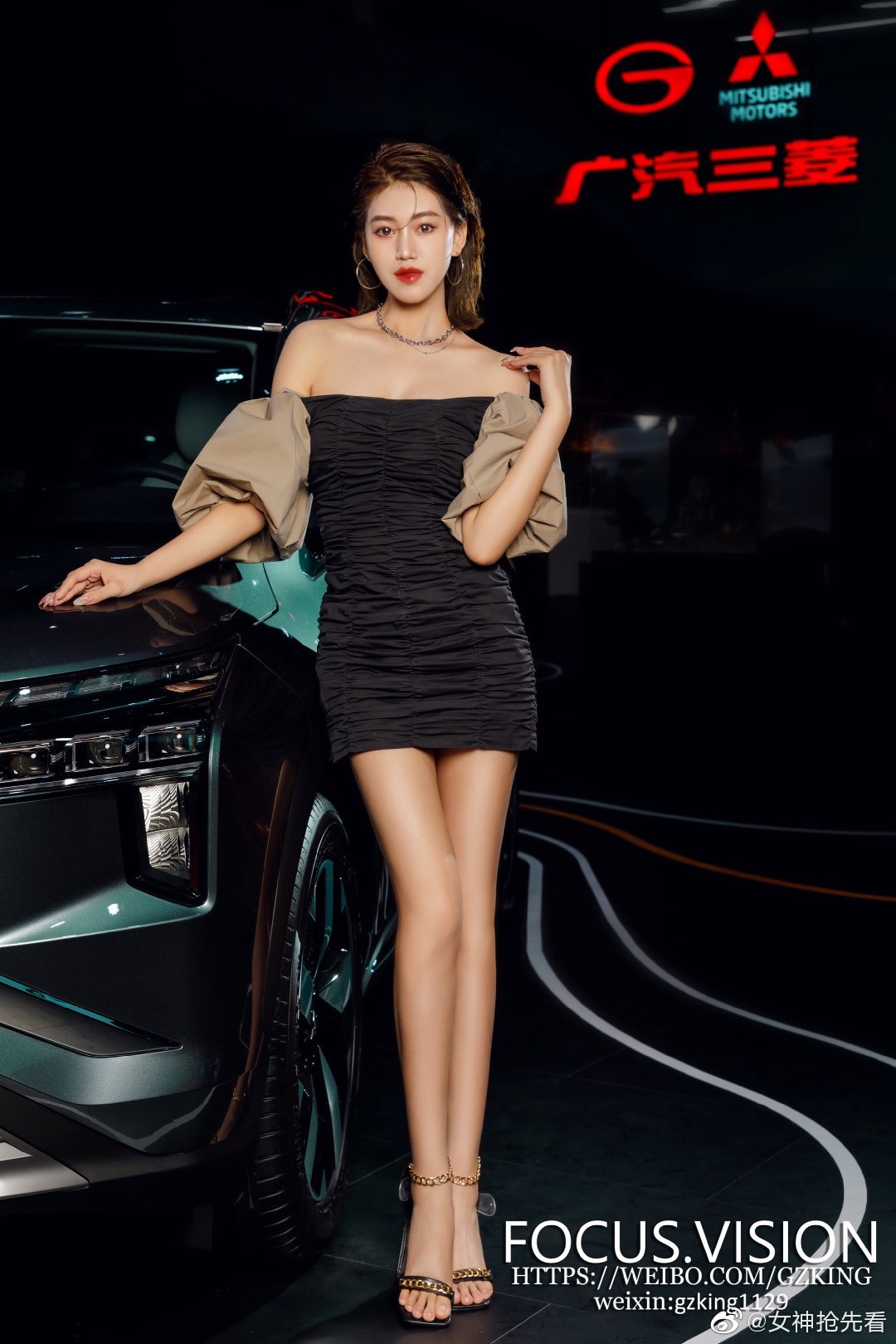 美女车模性感香肩火辣美腿热图