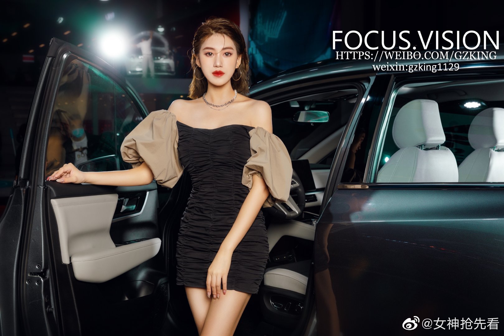 美女车模性感香肩火辣美腿热图